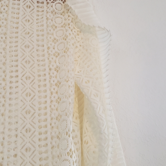 NWT Express Cream White Blouse Flutter Detail Unique w/ Movement! - Picture 15 of 15